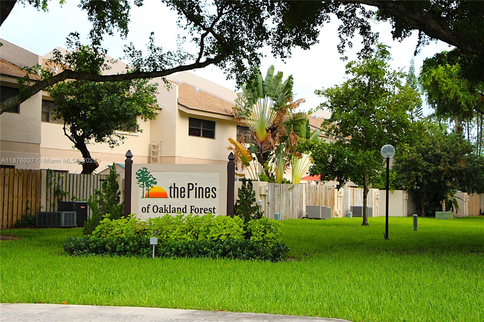 Nice condo completely remodeled. Enjoy a relaxing garden view, ceramic floors all around, stainless steel appliances, spacious and bright areas. Washer and dryer inside the unit. Community plenty of amenities. Excelent opportunity.