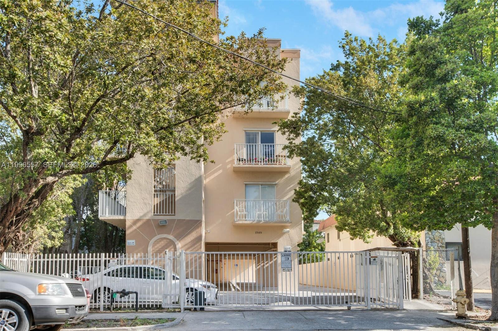 LAWRENCE ESTATES LAND COS - Residential Lease