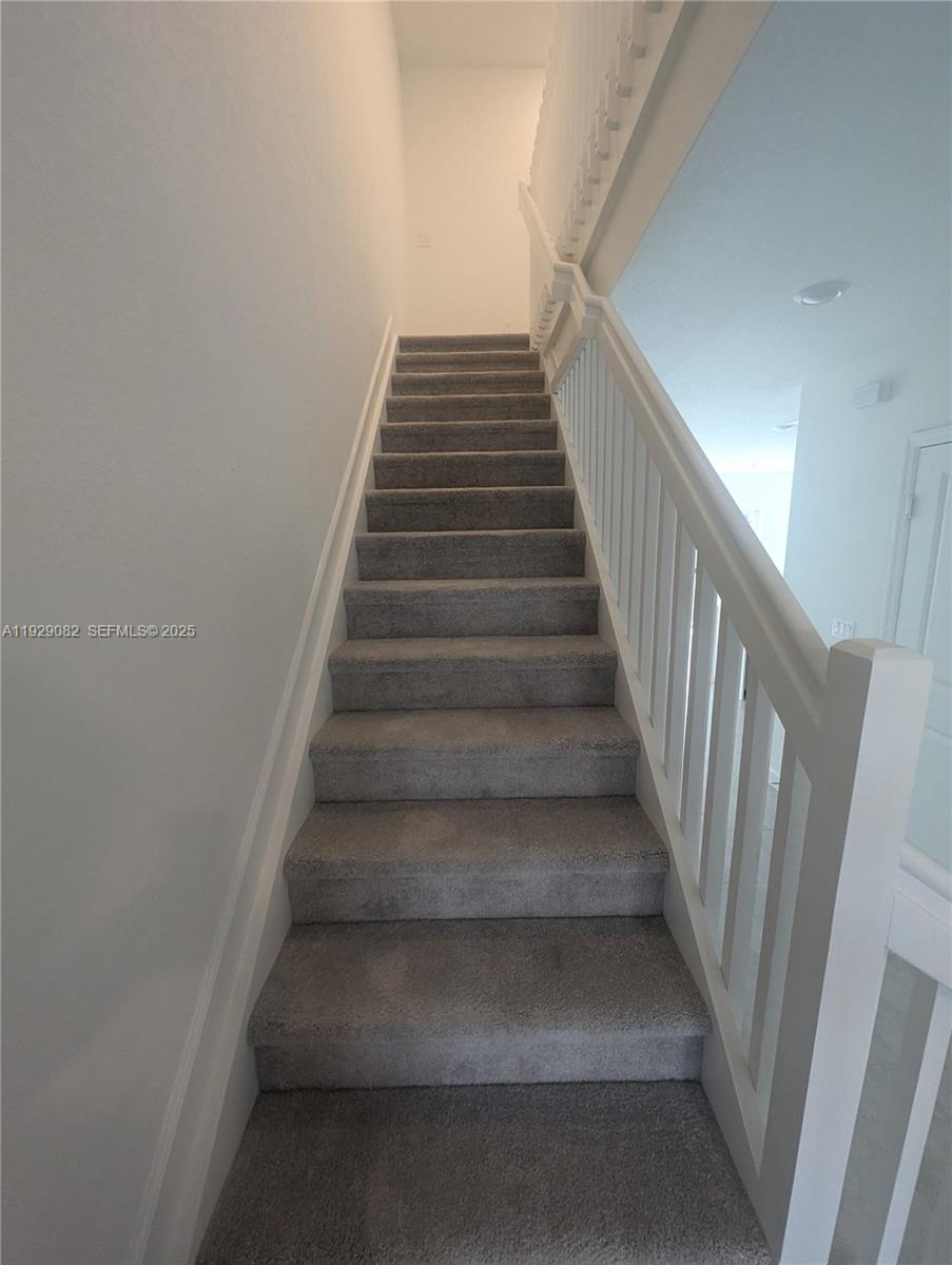 HOLLYWOOD RIDGE FARMS - Residential Lease