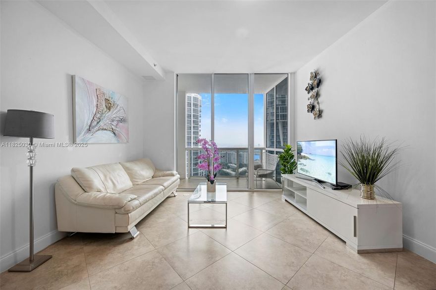 Fall in love with the breathtaking ocean views apartment terrace, on the 47th floor, located directly on luxurious trump royale tower with beach access.
Great distribution and spacious.