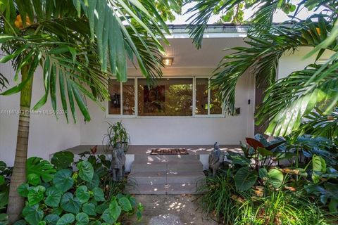 Single Family Residence in Coral Gables FL 6610 Santona St St 2.jpg