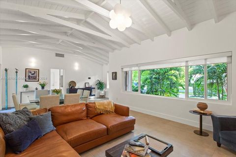 Single Family Residence in Coral Gables FL 6610 Santona St St 11.jpg