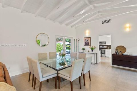 Single Family Residence in Coral Gables FL 6610 Santona St St 9.jpg