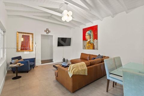 Single Family Residence in Coral Gables FL 6610 Santona St St 14.jpg