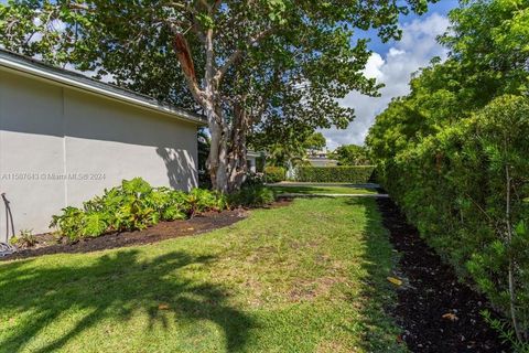 Single Family Residence in Coral Gables FL 6610 Santona St St 3.jpg