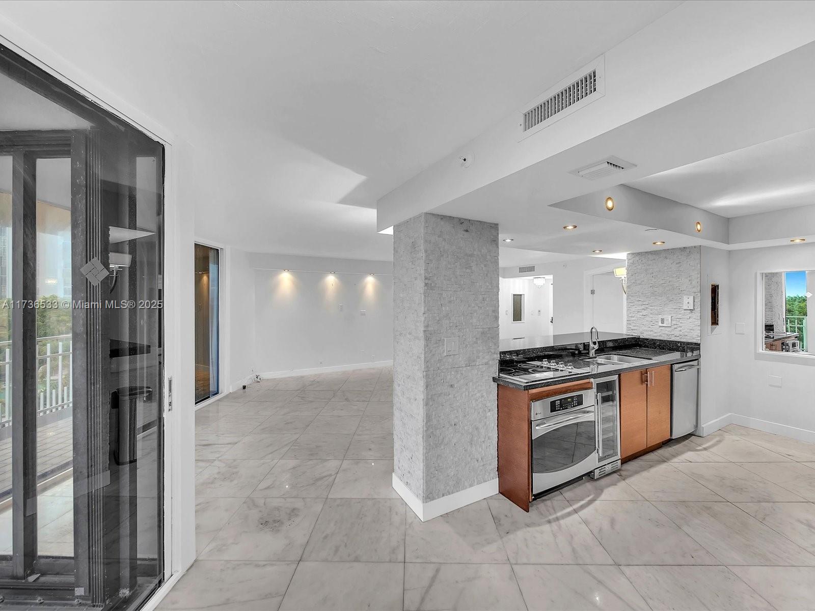 TOWERS OF QUAYSIDE CONDO - Residential