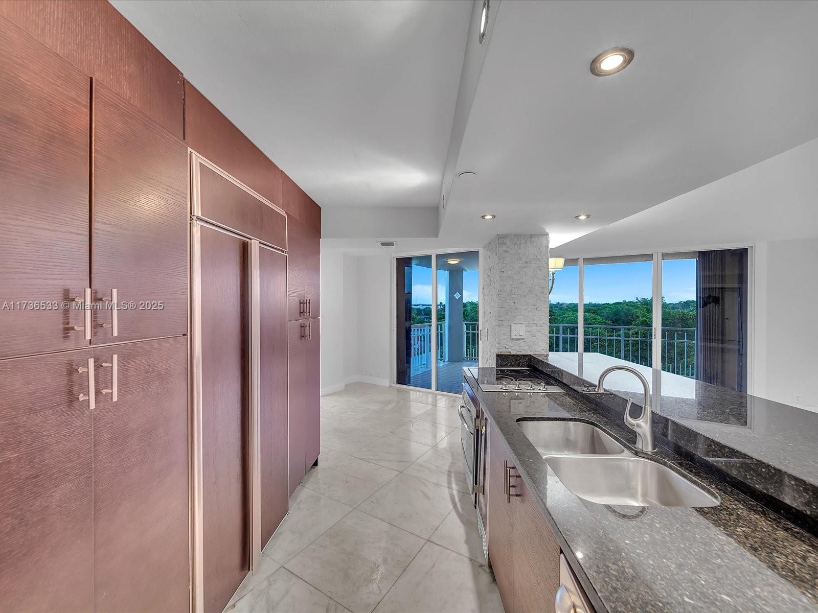 TOWERS OF QUAYSIDE CONDO - Residential