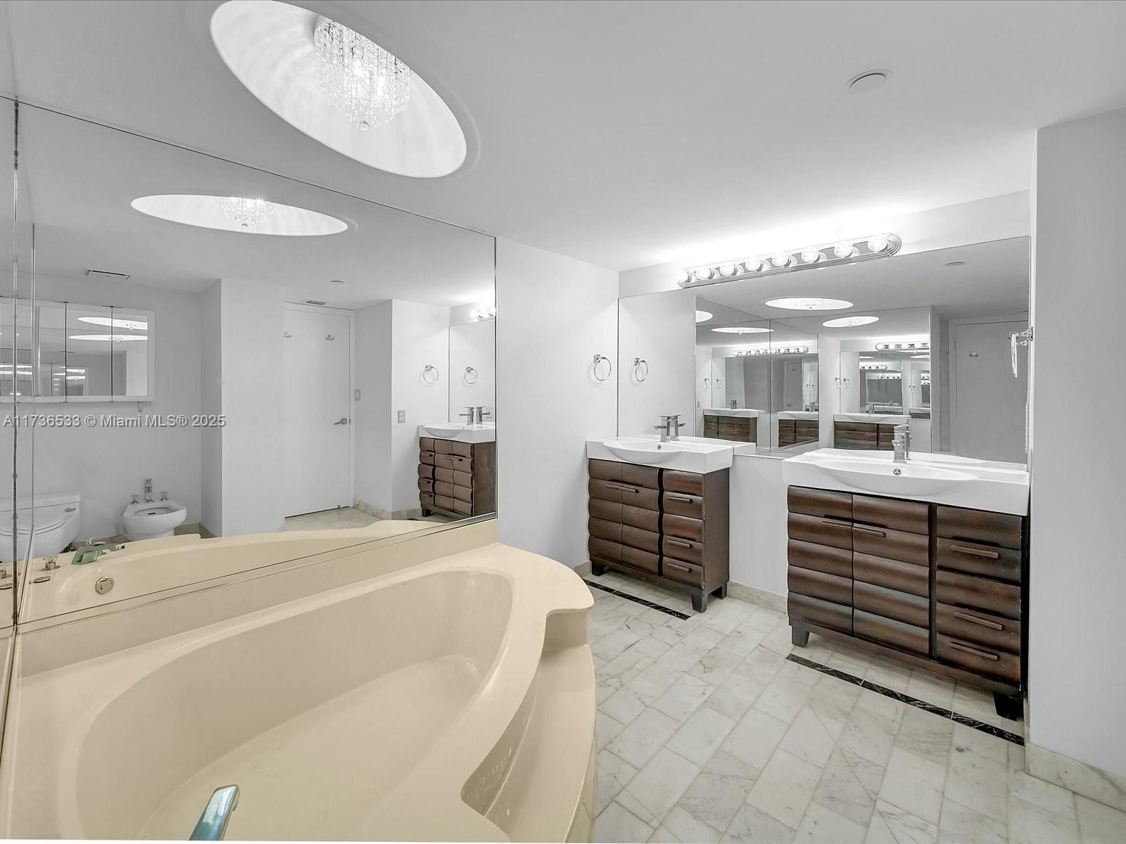 TOWERS OF QUAYSIDE CONDO - Residential
