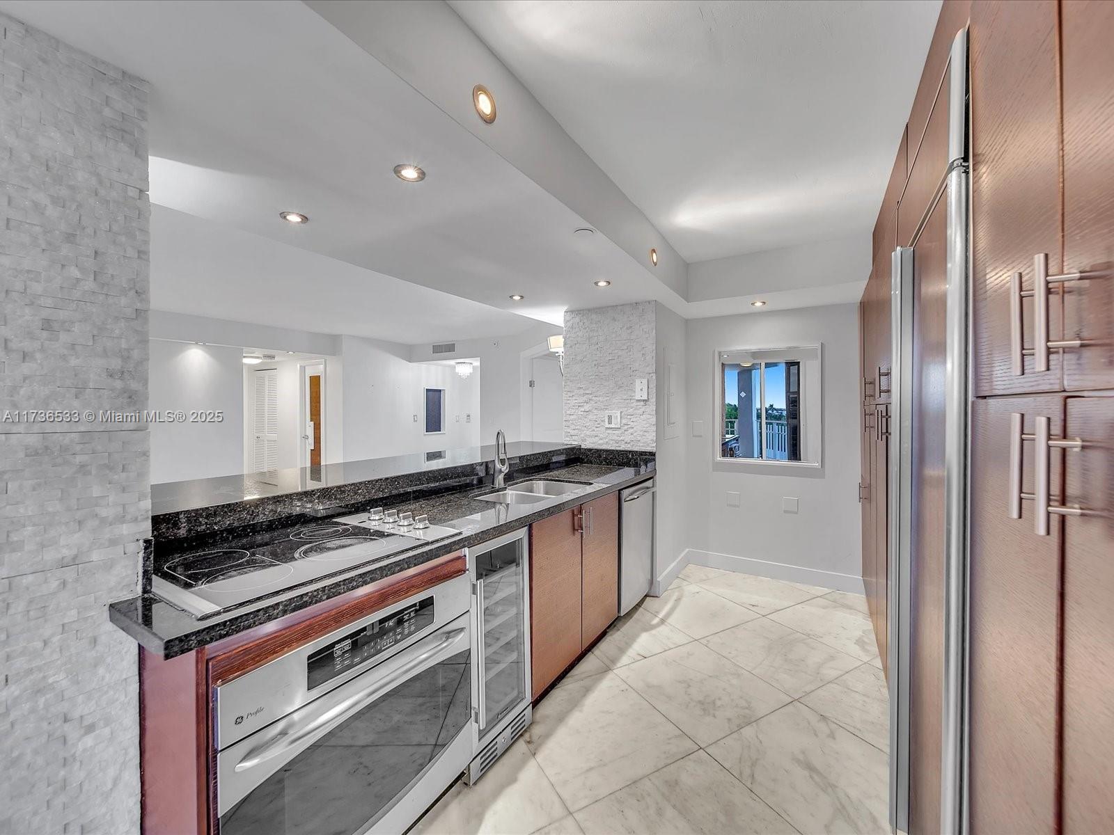TOWERS OF QUAYSIDE CONDO - Residential