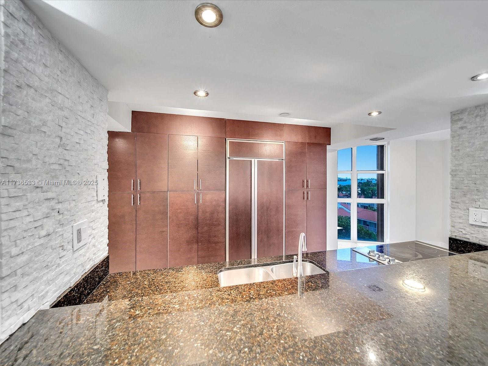 TOWERS OF QUAYSIDE CONDO - Residential