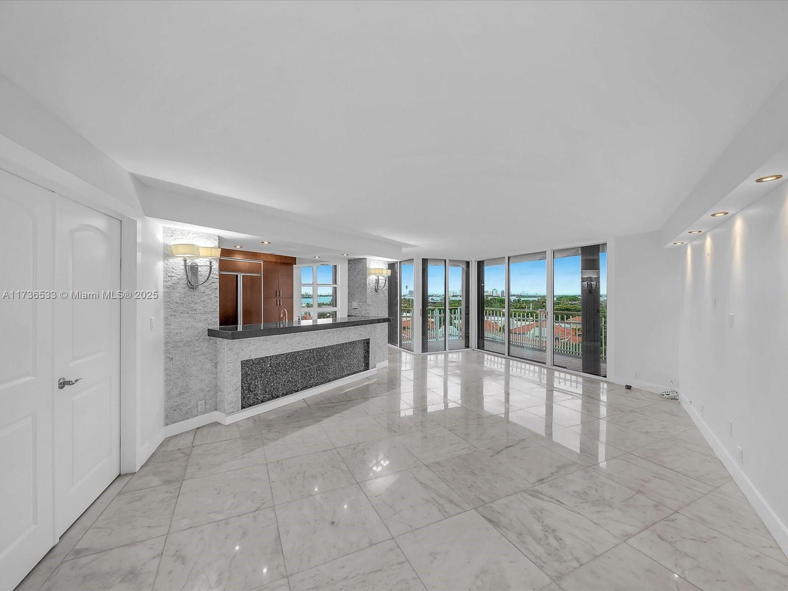 TOWERS OF QUAYSIDE CONDO - Residential
