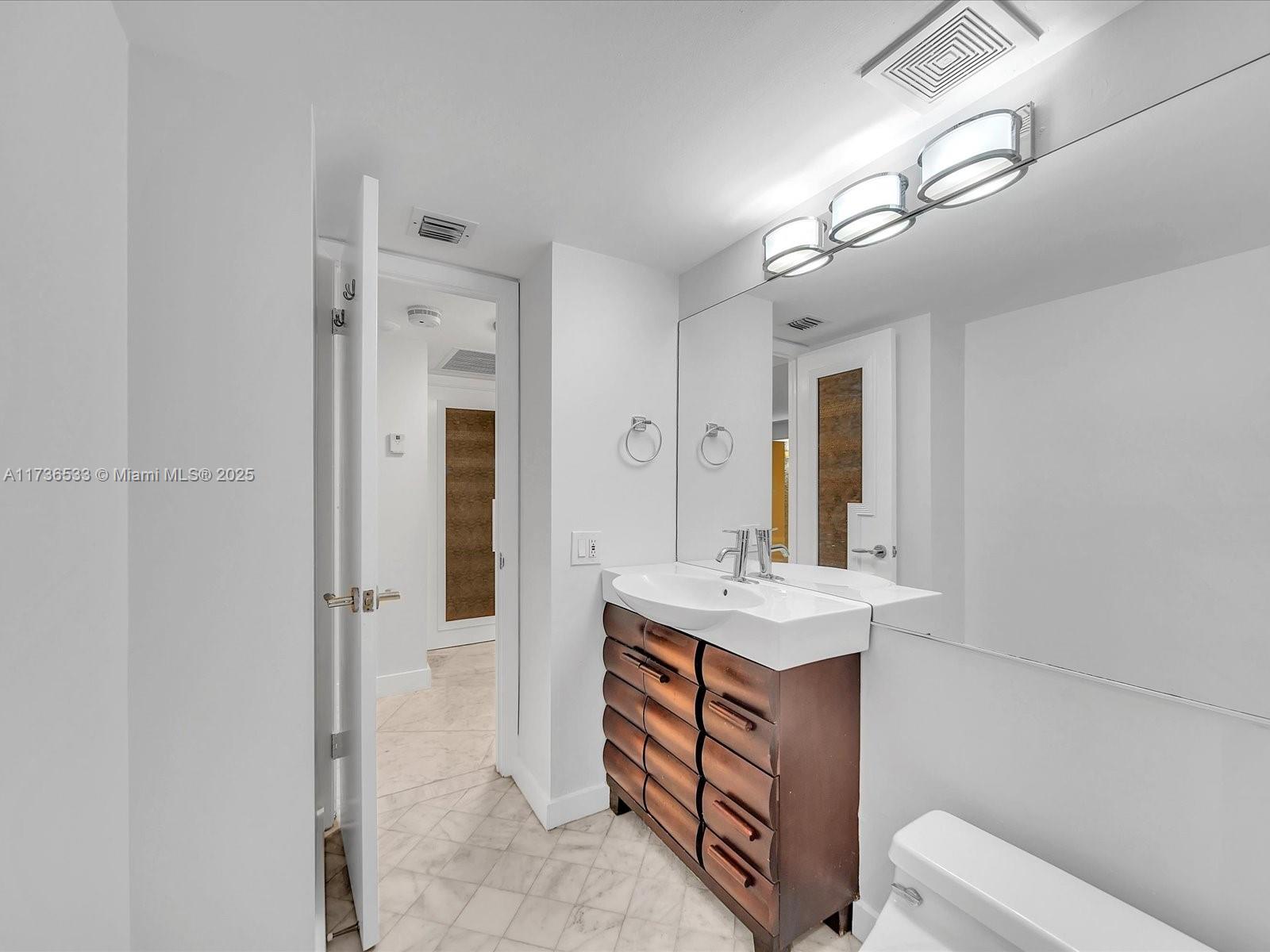 TOWERS OF QUAYSIDE CONDO - Residential