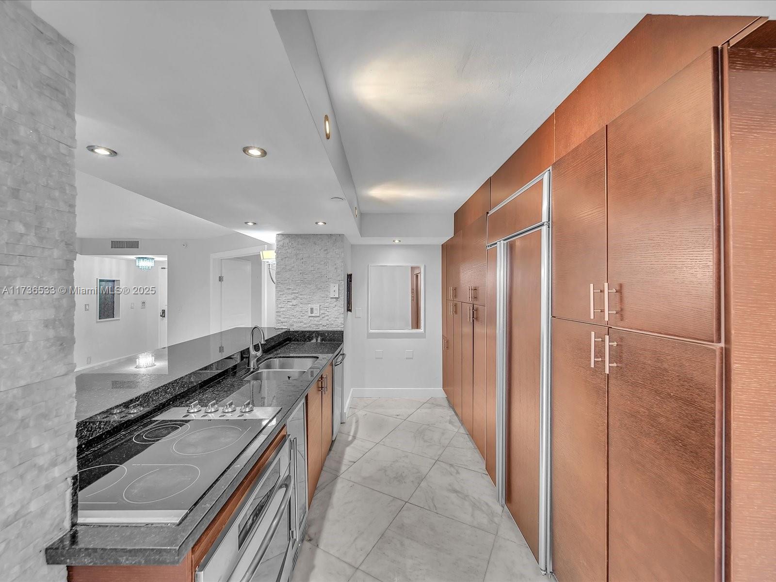 TOWERS OF QUAYSIDE CONDO - Residential