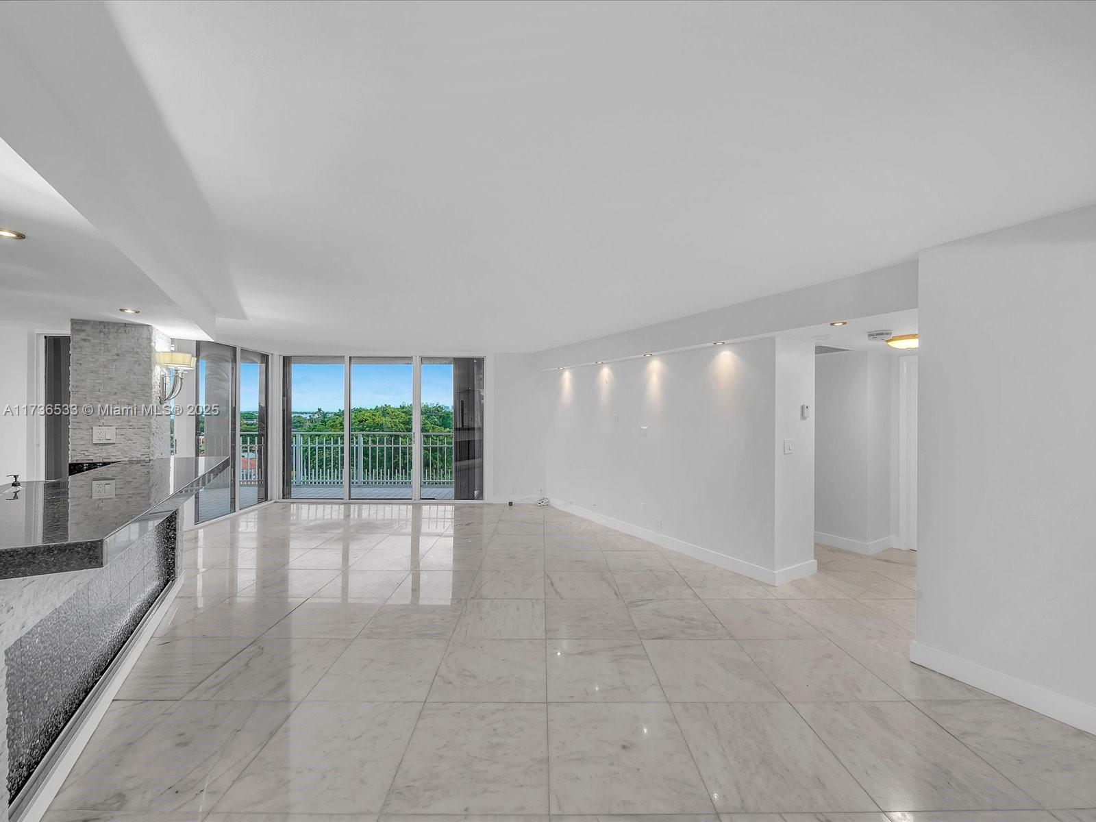 TOWERS OF QUAYSIDE CONDO - Residential