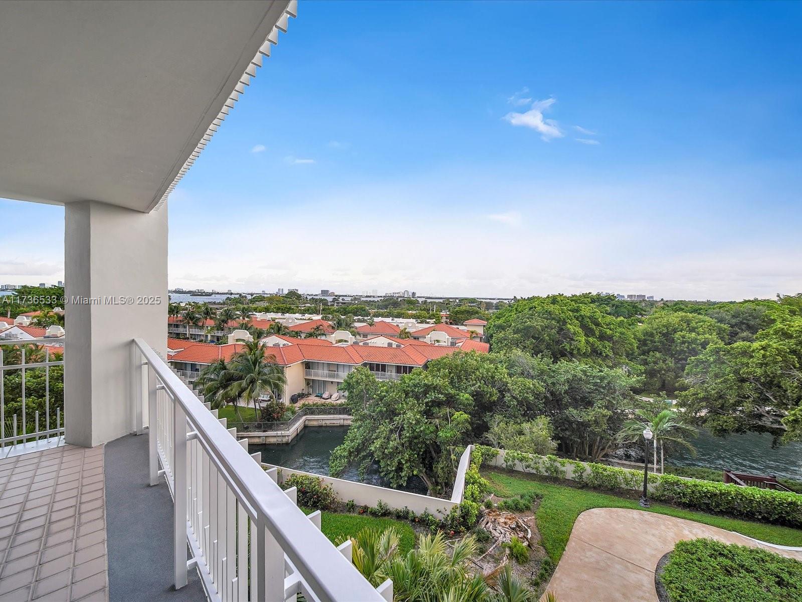 TOWERS OF QUAYSIDE CONDO - Residential