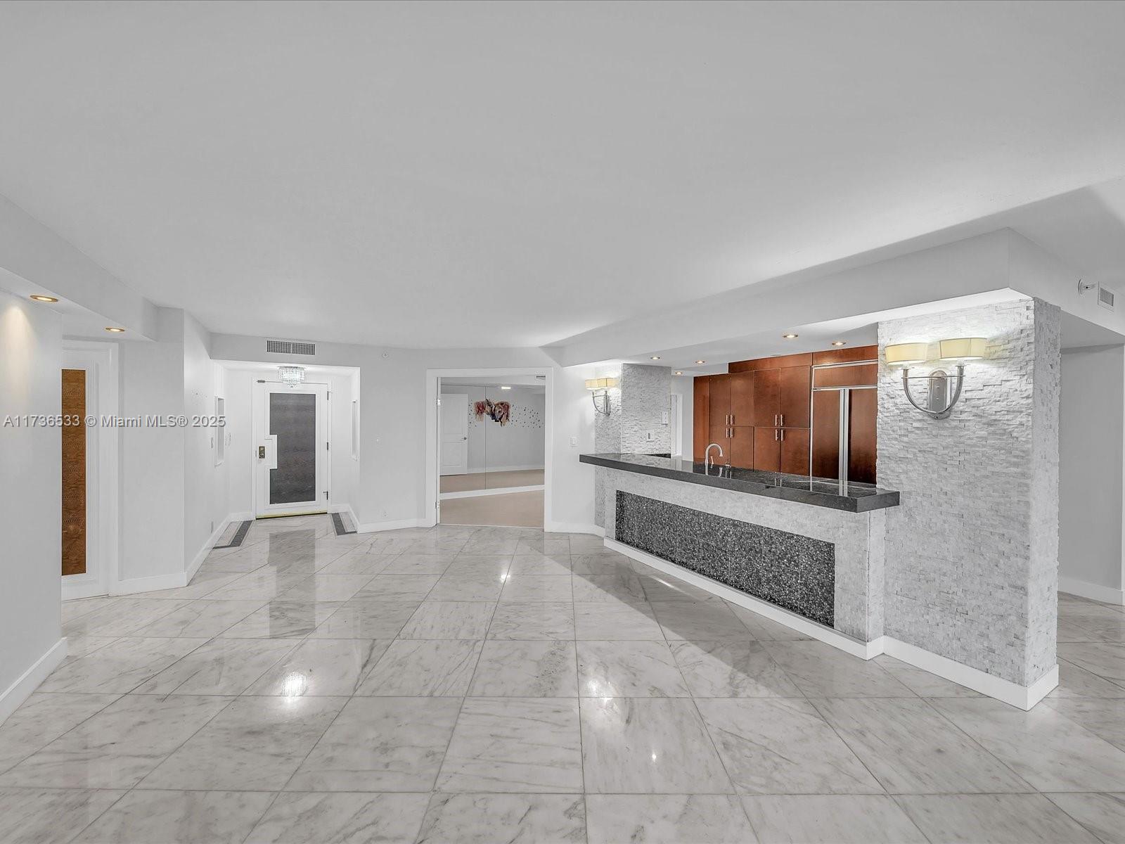 TOWERS OF QUAYSIDE CONDO - Residential