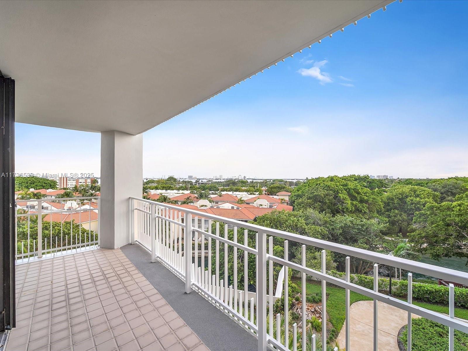 TOWERS OF QUAYSIDE CONDO - Residential