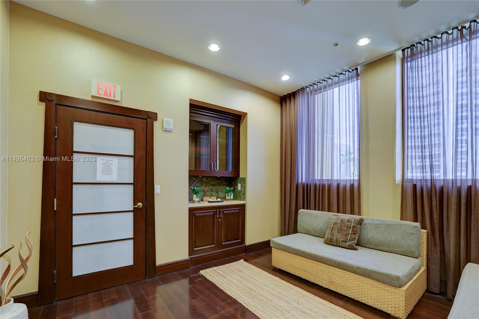 SAYAN CONDO - Residential