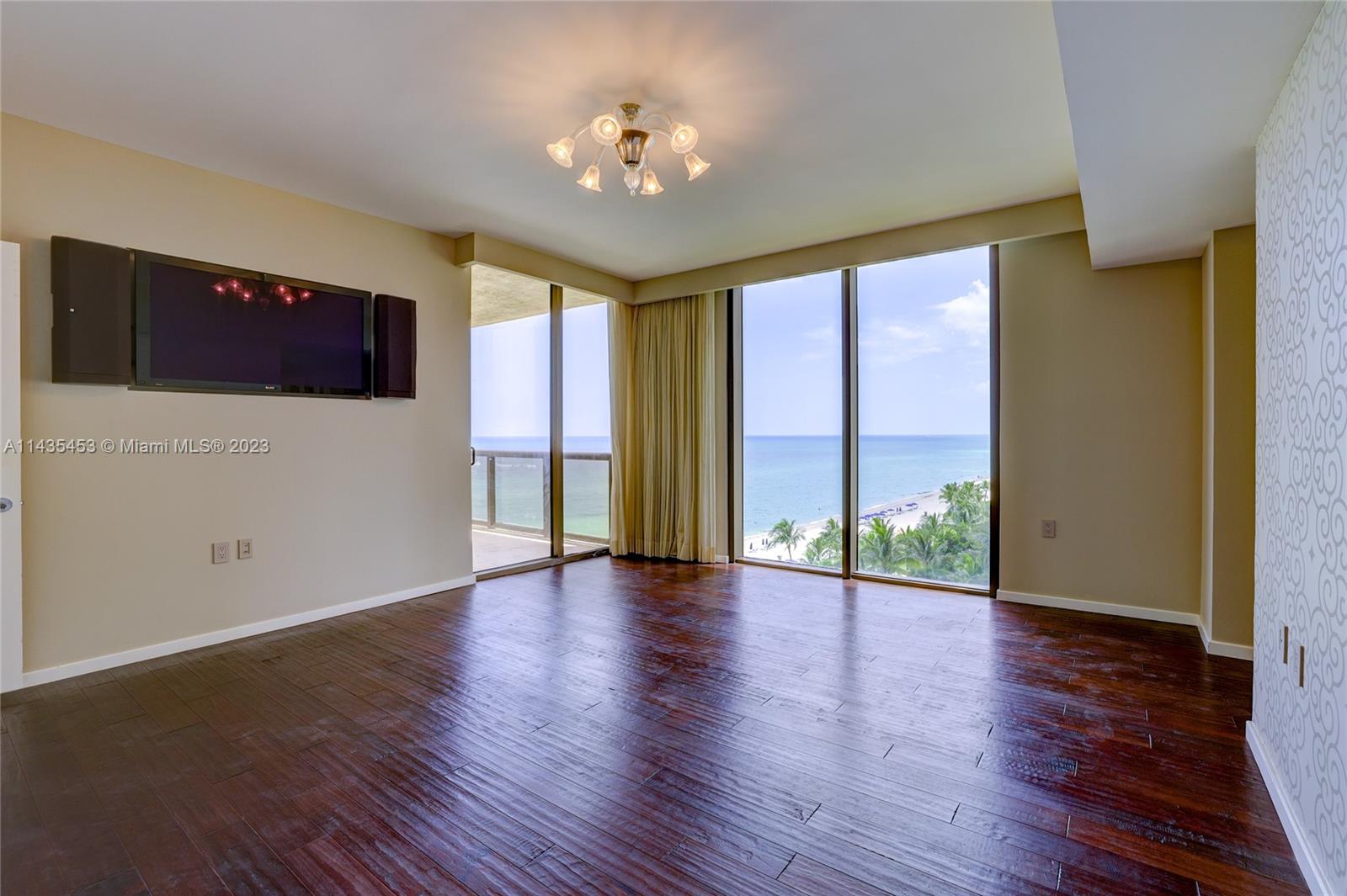 SAYAN CONDO - Residential