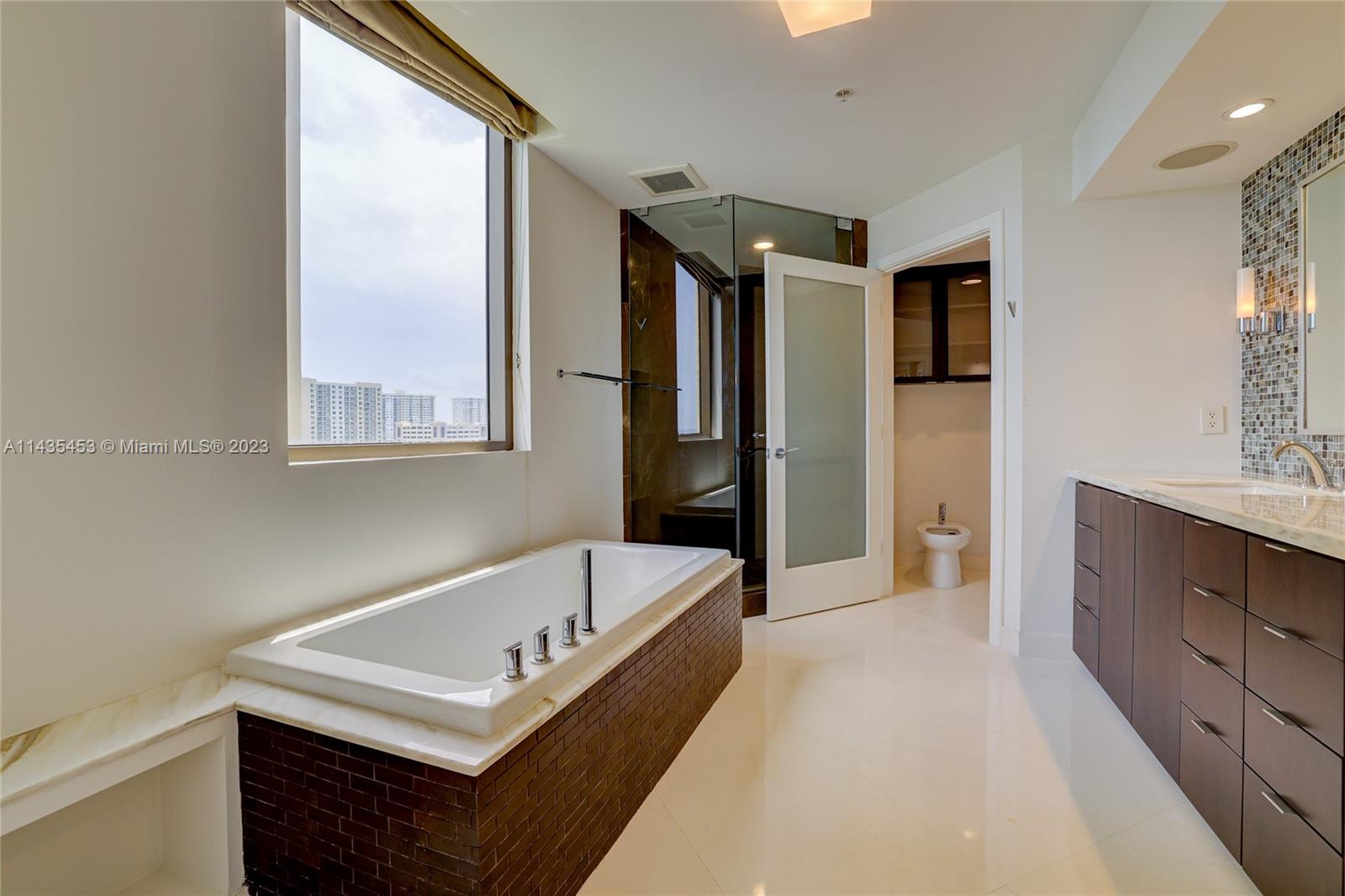 SAYAN CONDO - Residential