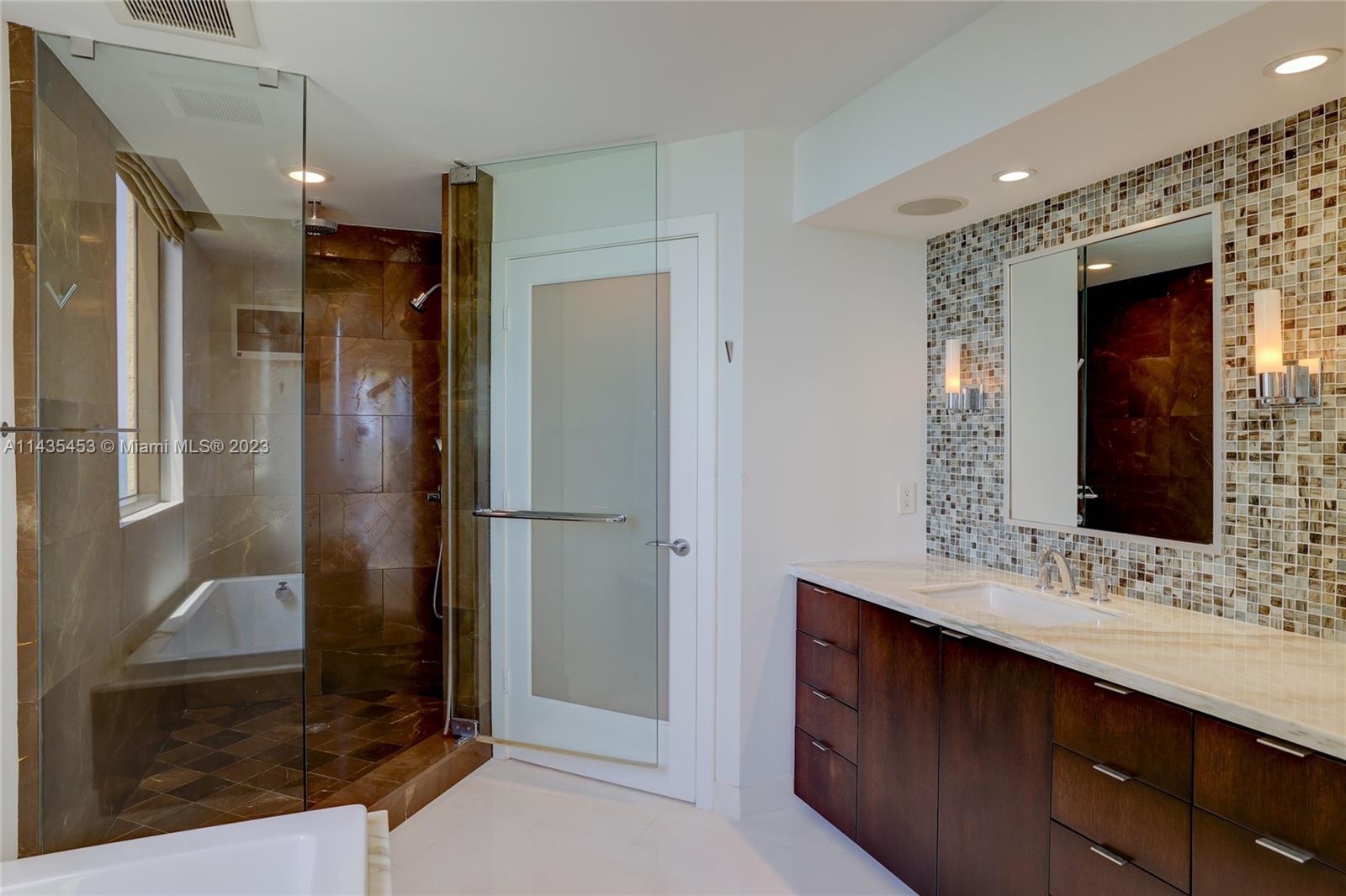 SAYAN CONDO - Residential