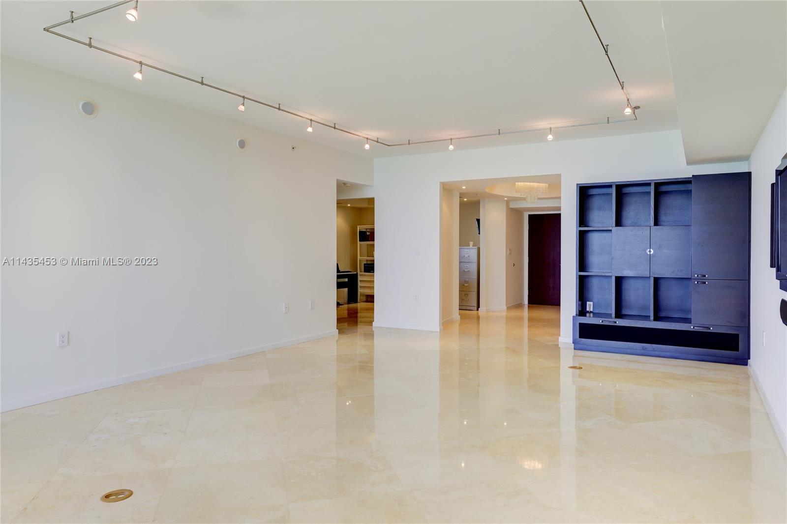 SAYAN CONDO - Residential