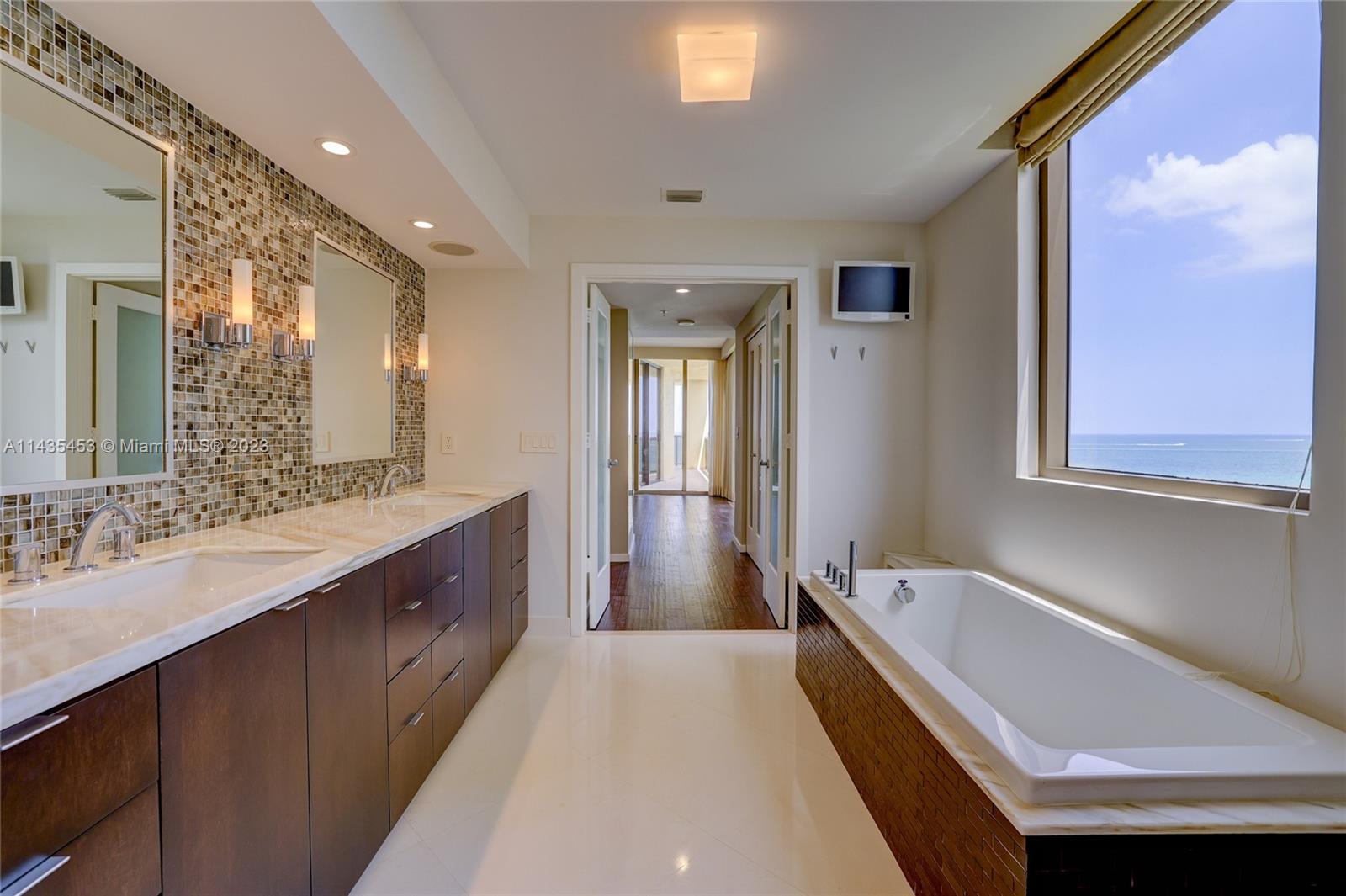 SAYAN CONDO - Residential