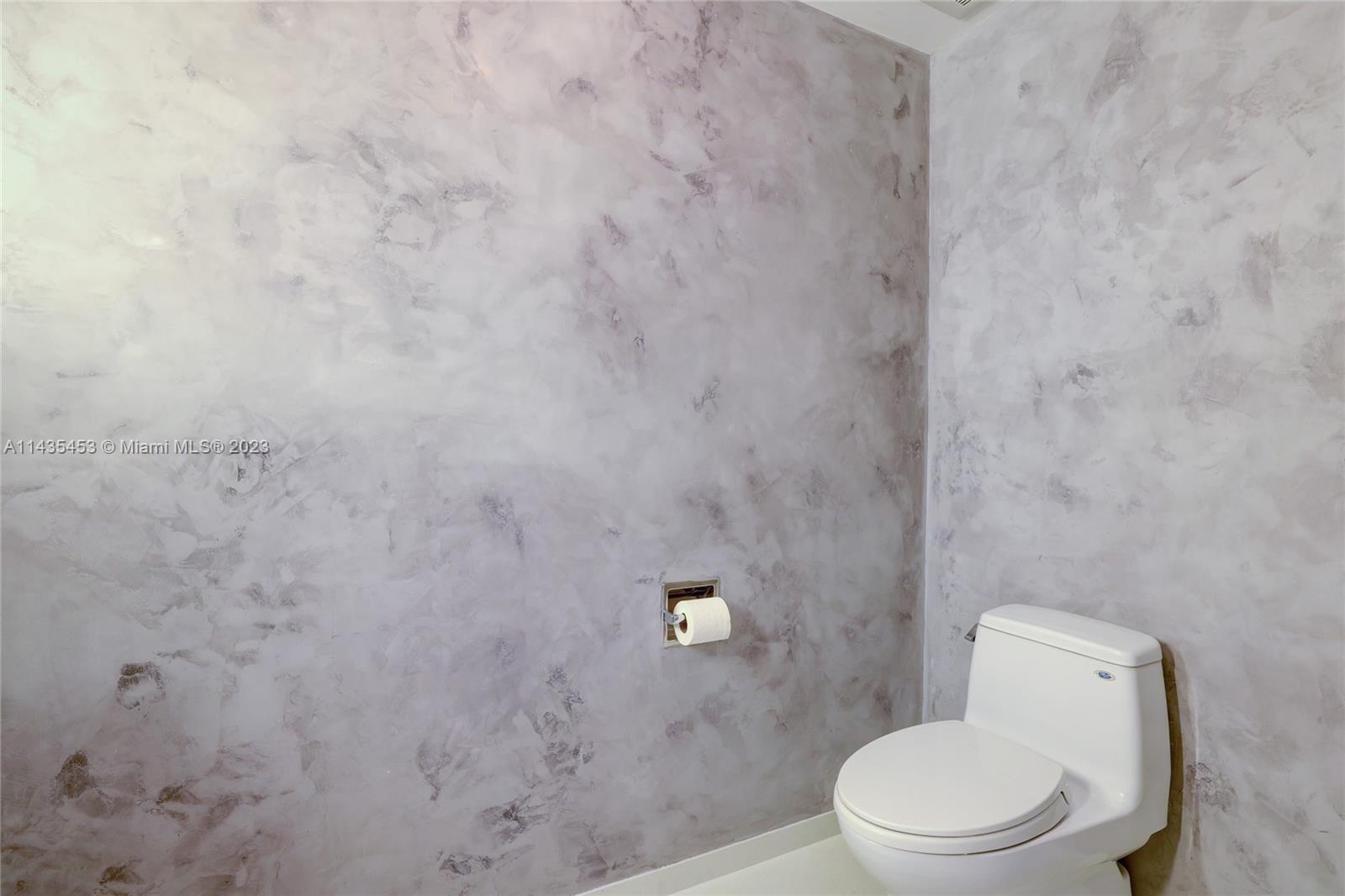 SAYAN CONDO - Residential