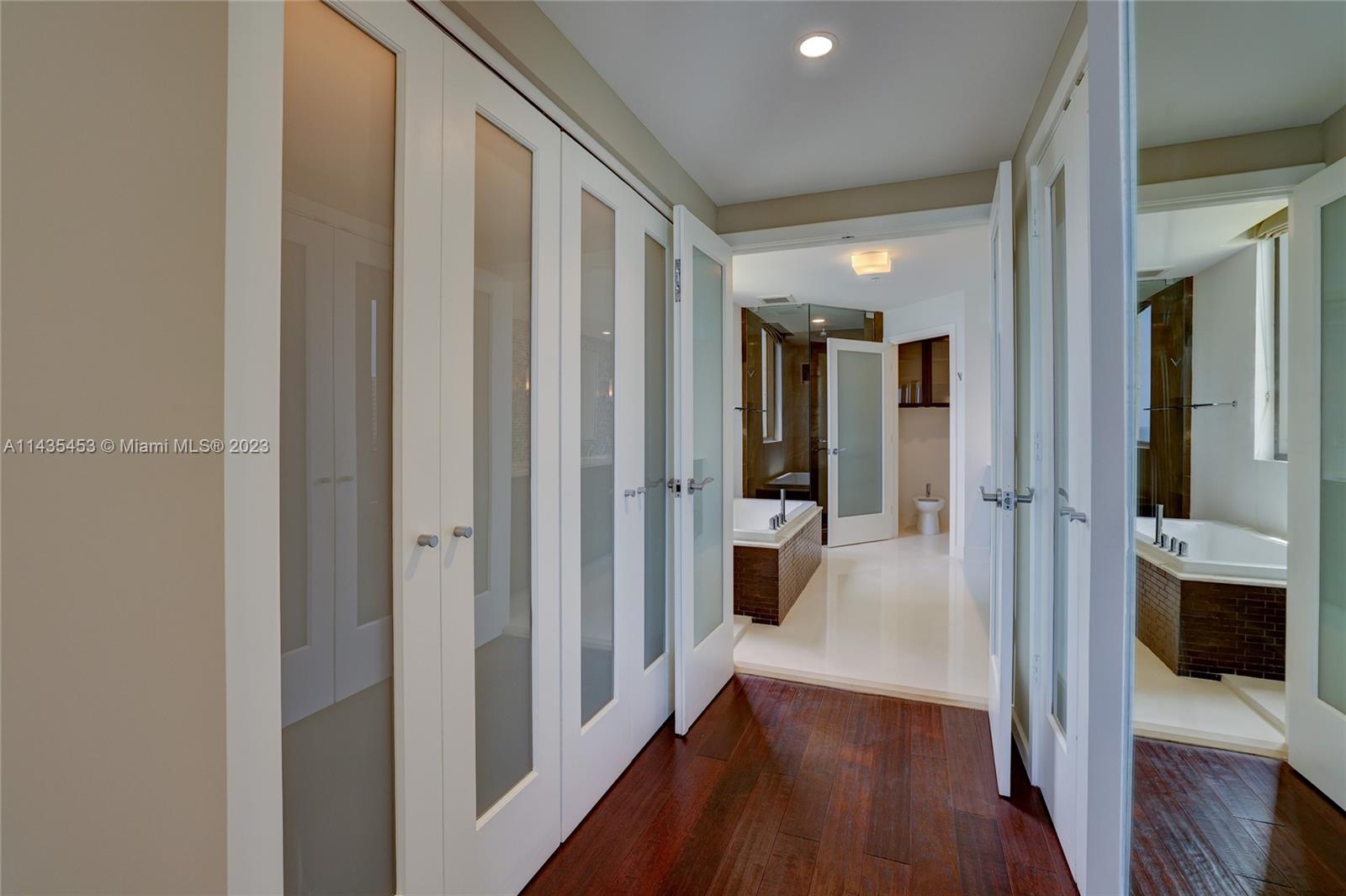 SAYAN CONDO - Residential