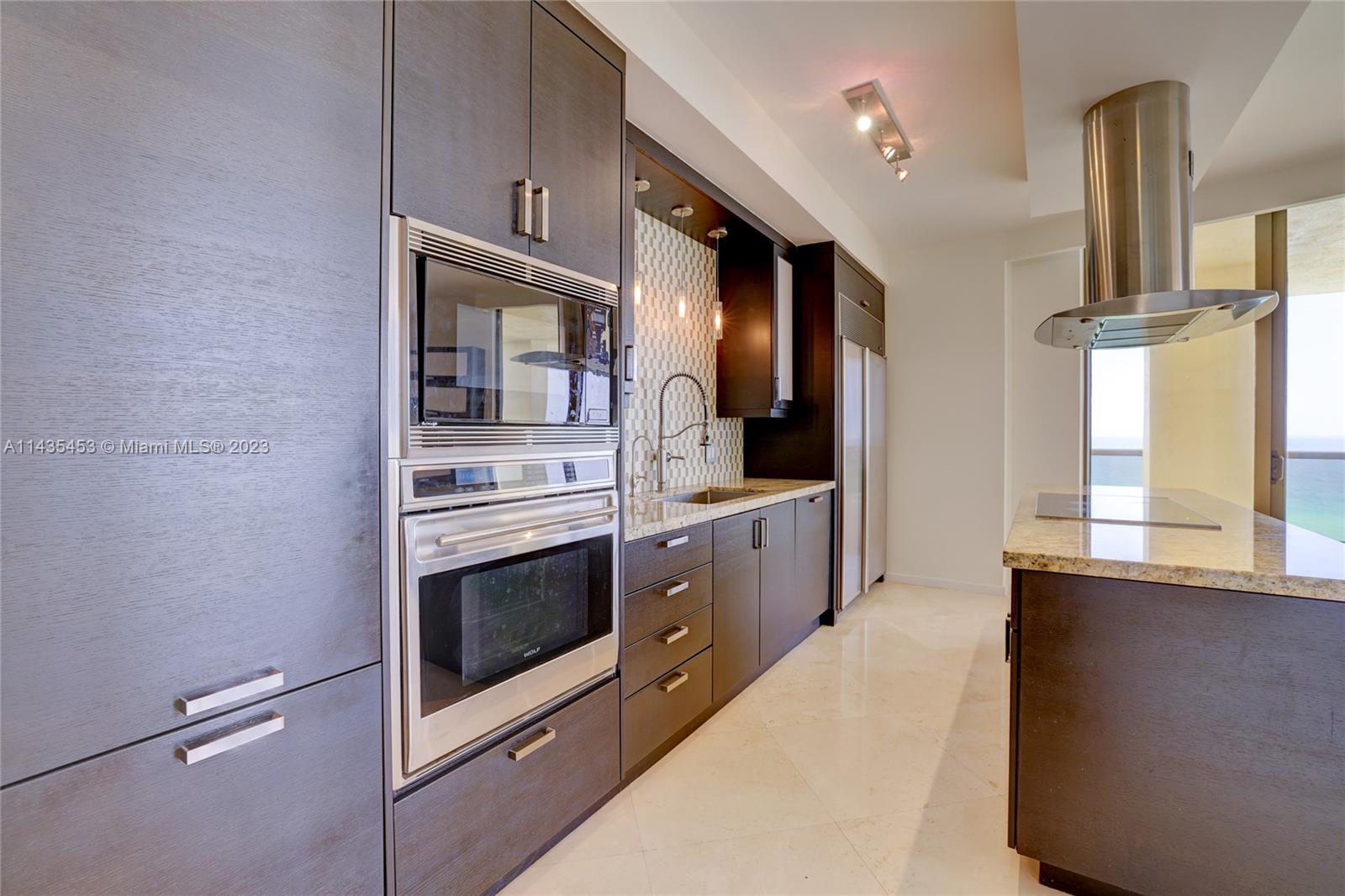 SAYAN CONDO - Residential