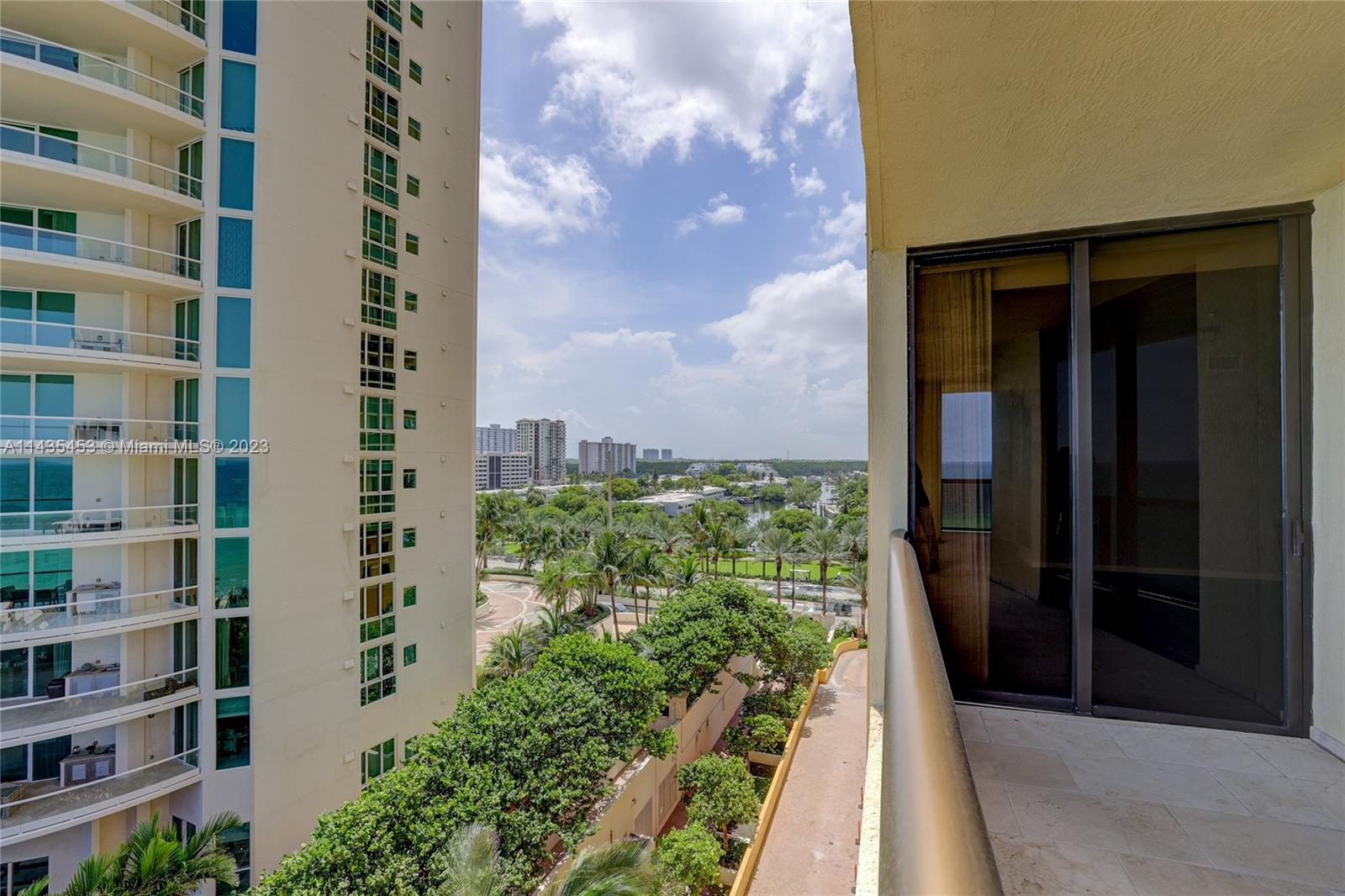 SAYAN CONDO - Residential