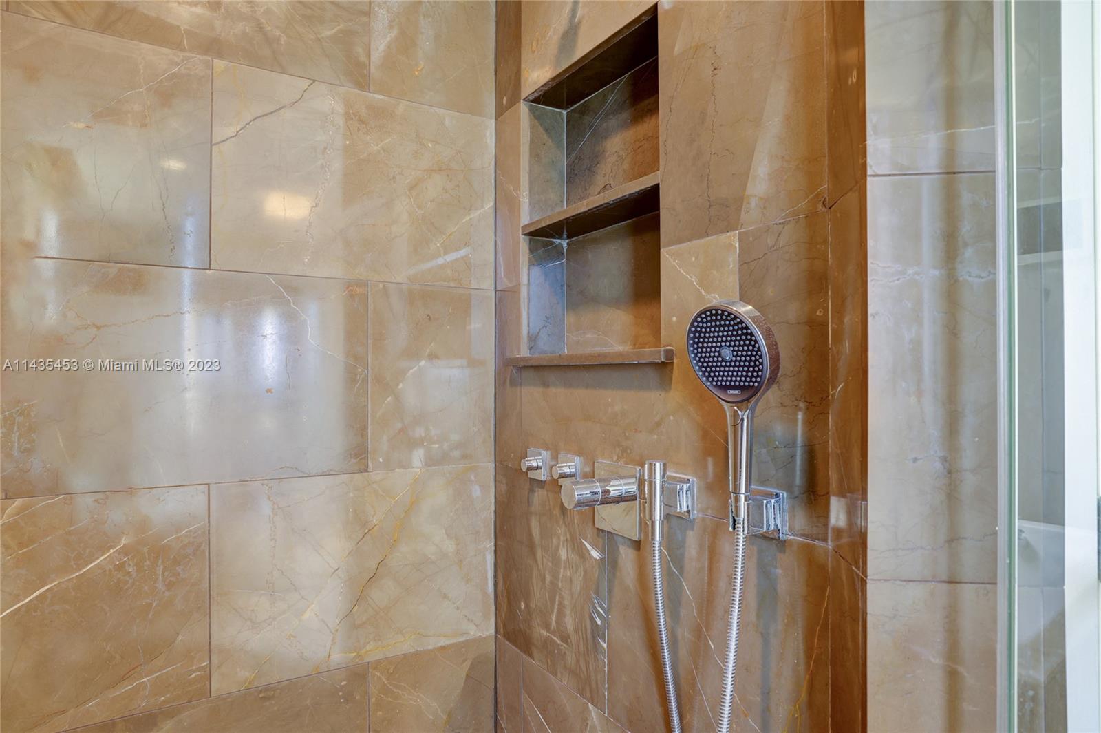 SAYAN CONDO - Residential