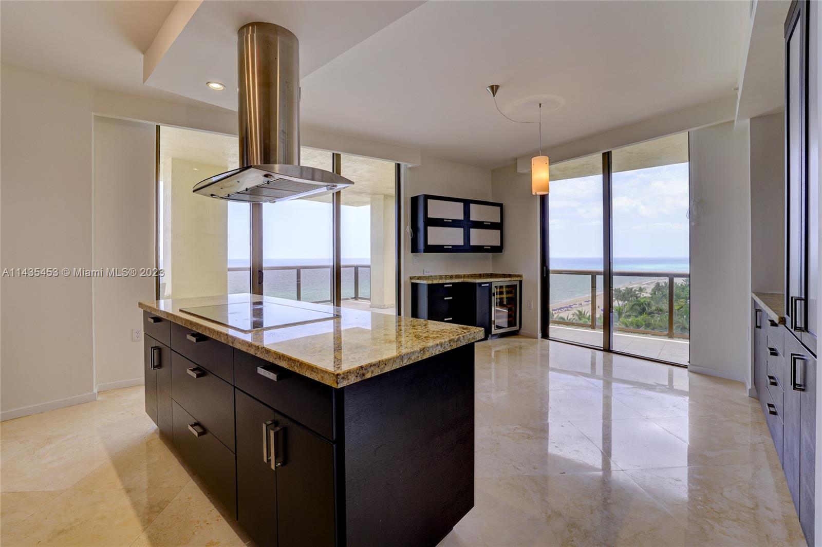 SAYAN CONDO - Residential