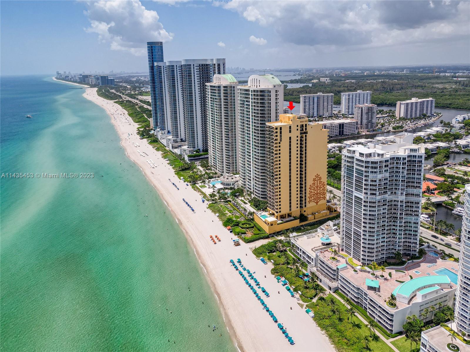 SAYAN CONDO - Residential