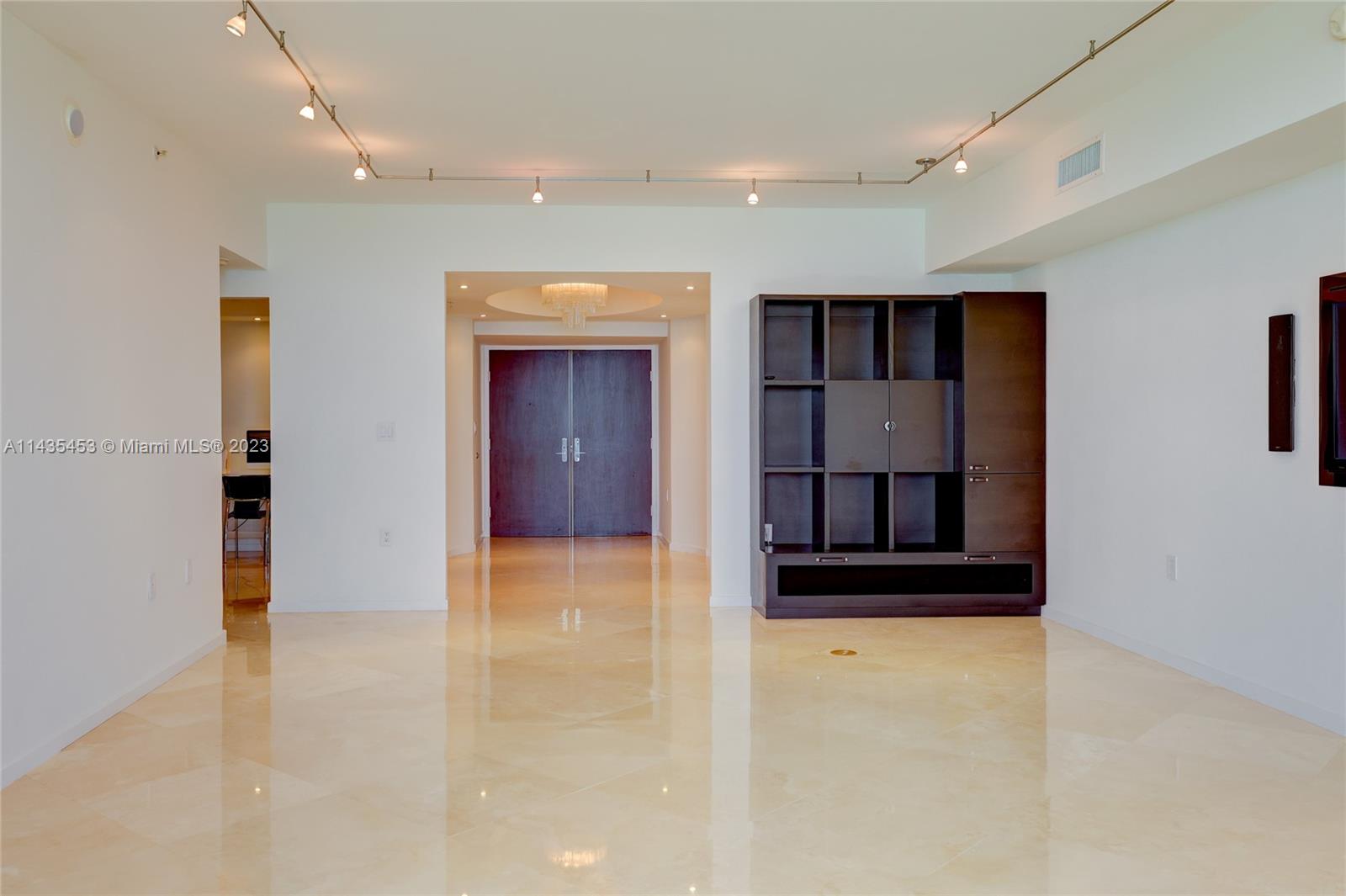 SAYAN CONDO - Residential