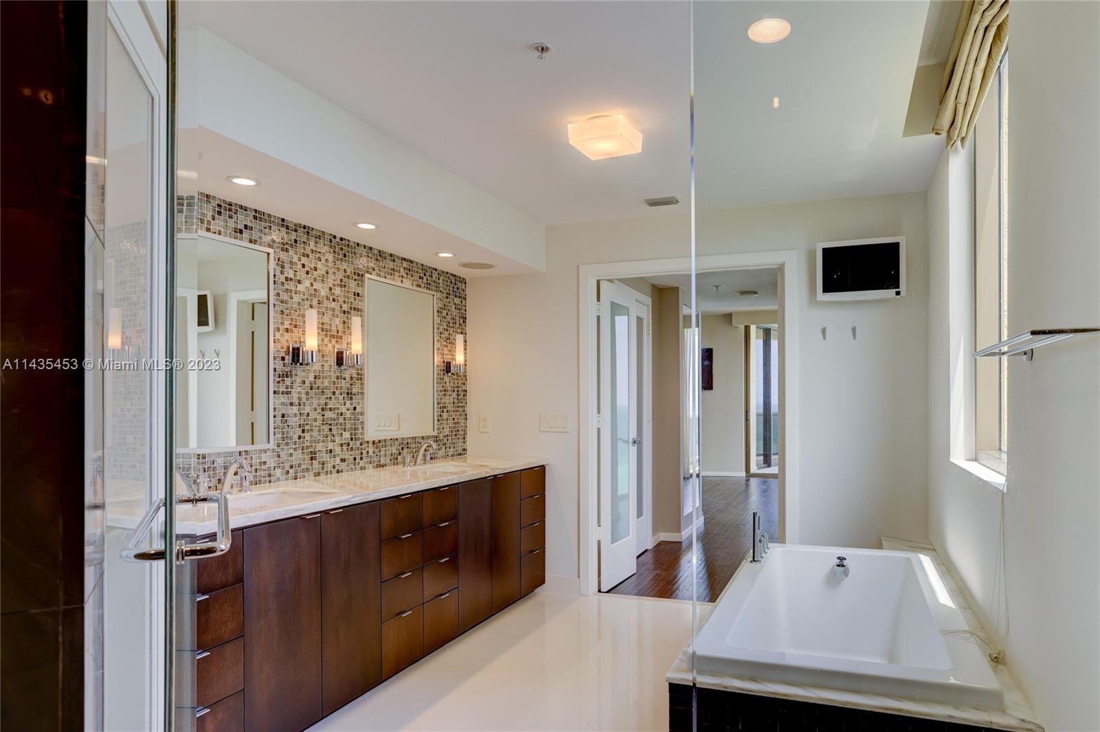 SAYAN CONDO - Residential