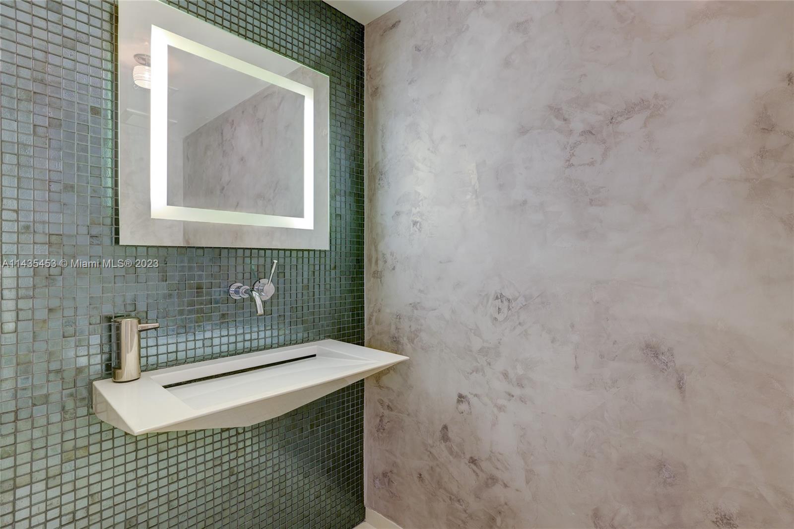 SAYAN CONDO - Residential