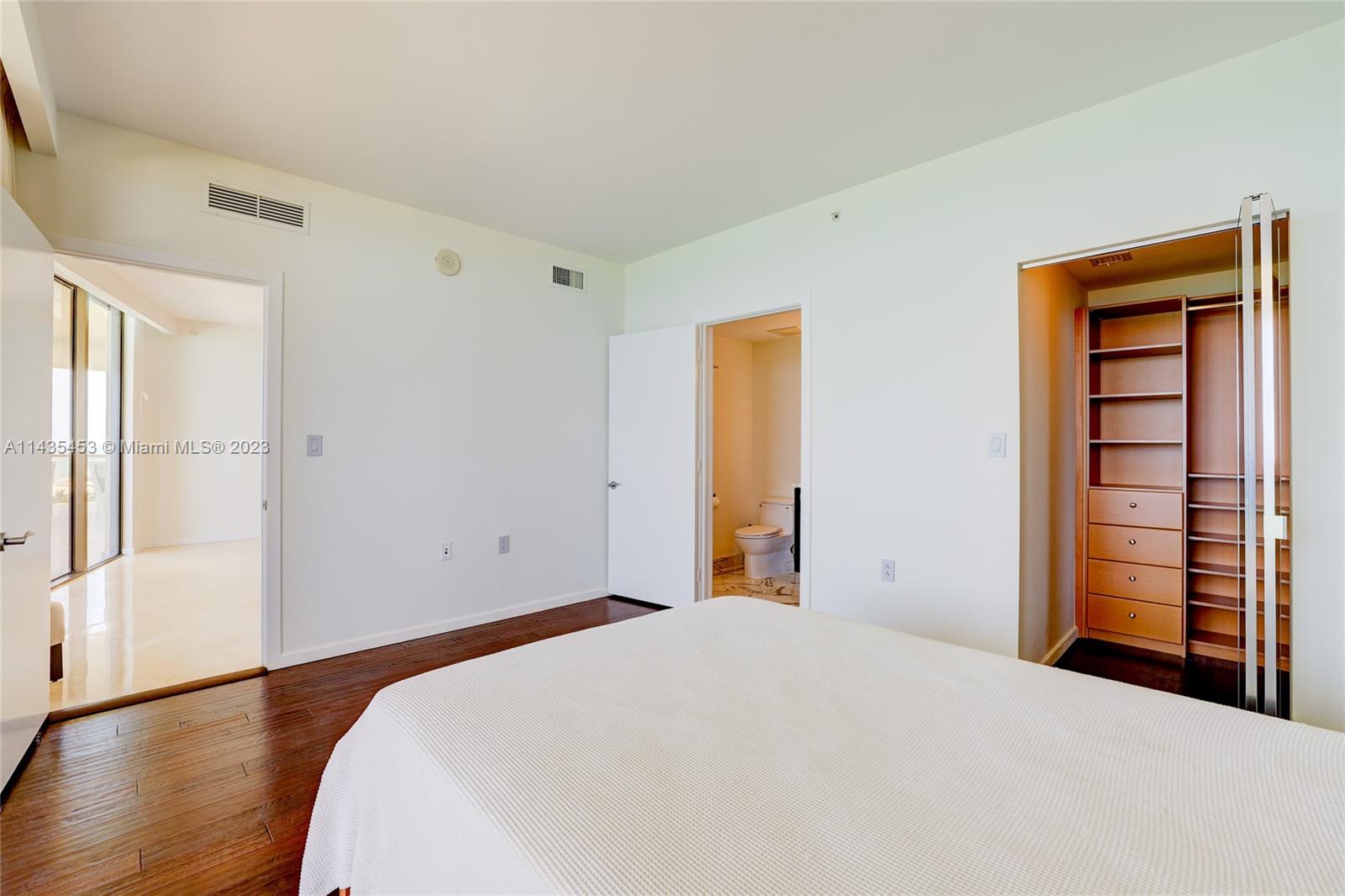 SAYAN CONDO - Residential