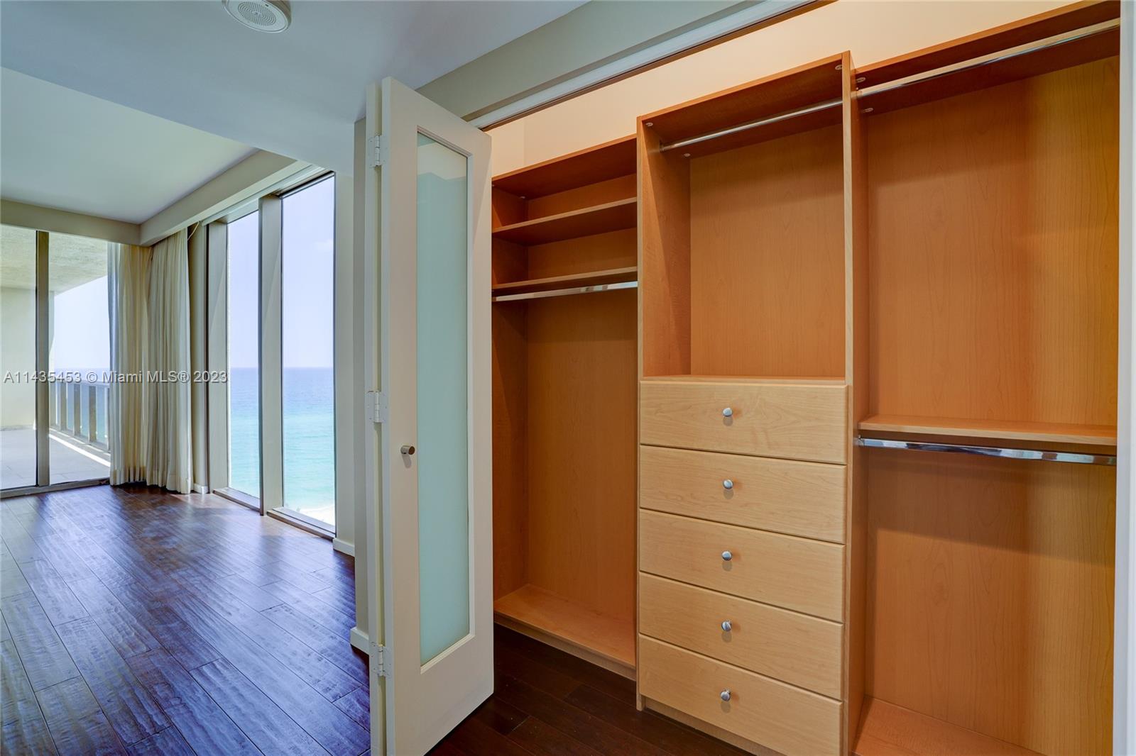 SAYAN CONDO - Residential