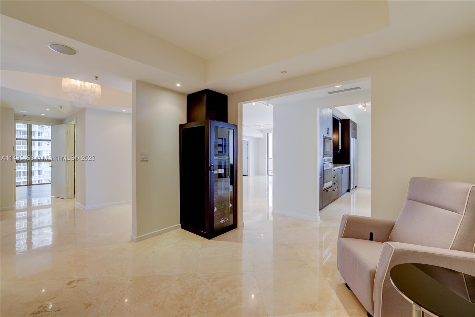 SAYAN CONDO - Residential