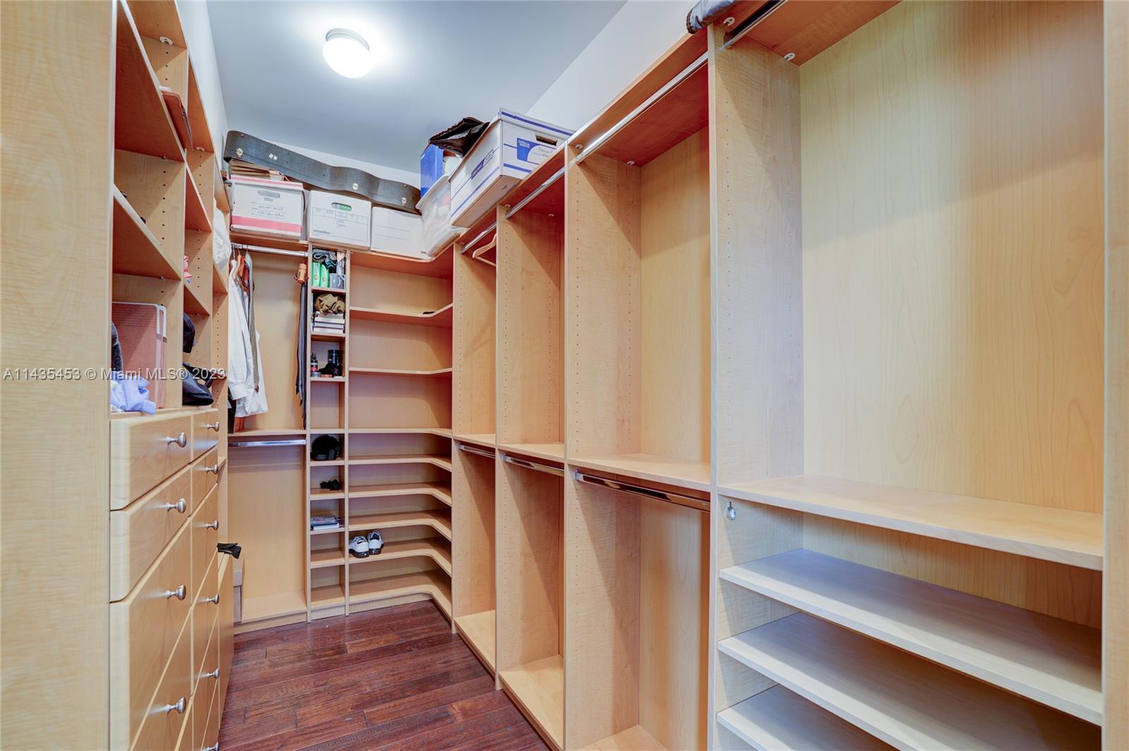 SAYAN CONDO - Residential