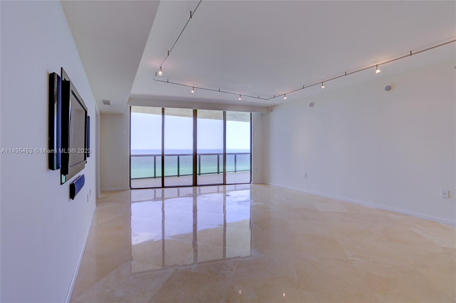 SAYAN CONDO - Residential