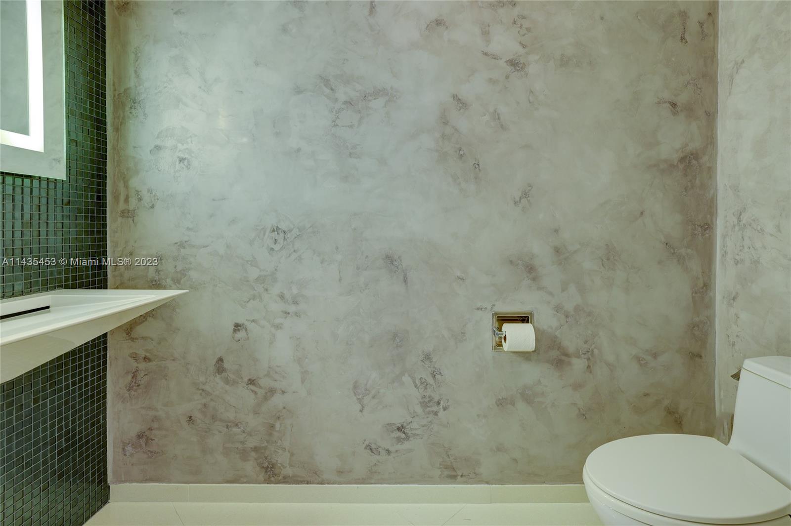 SAYAN CONDO - Residential