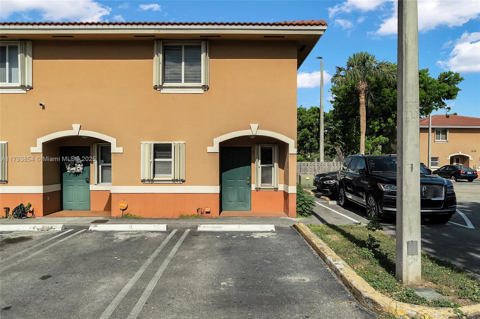 7975 Nw 8th St 44F, Miami, Broward County, Florida - 2 Bedrooms  
3 Bathrooms - 