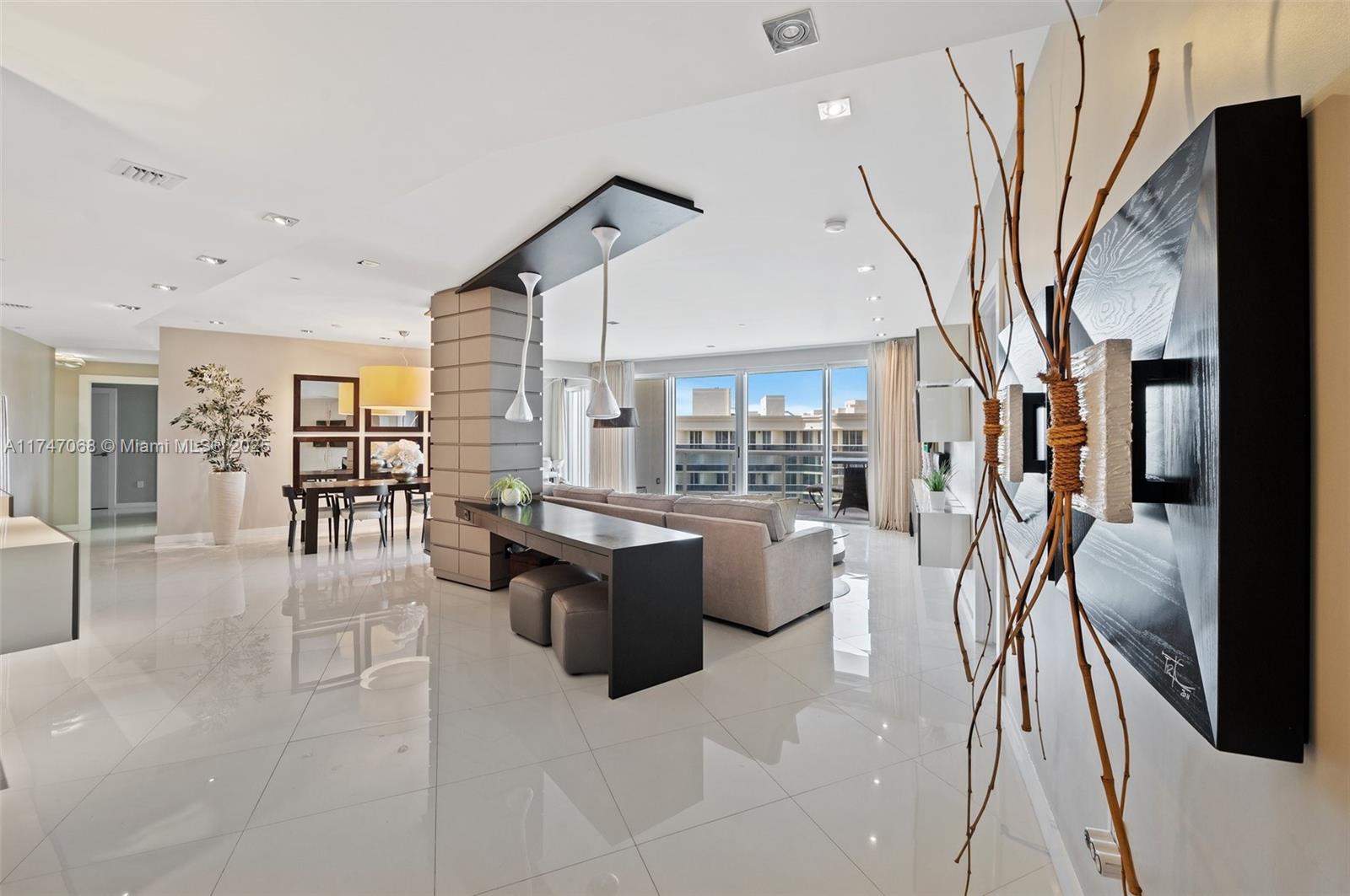 MAJESTIC TOWER - Residential