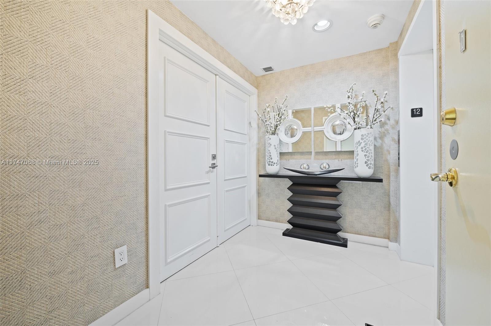 MAJESTIC TOWER - Residential