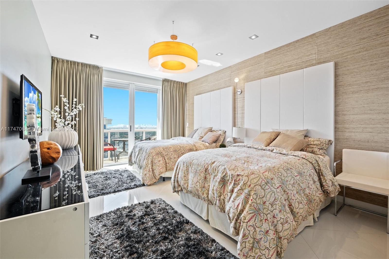 MAJESTIC TOWER - Residential