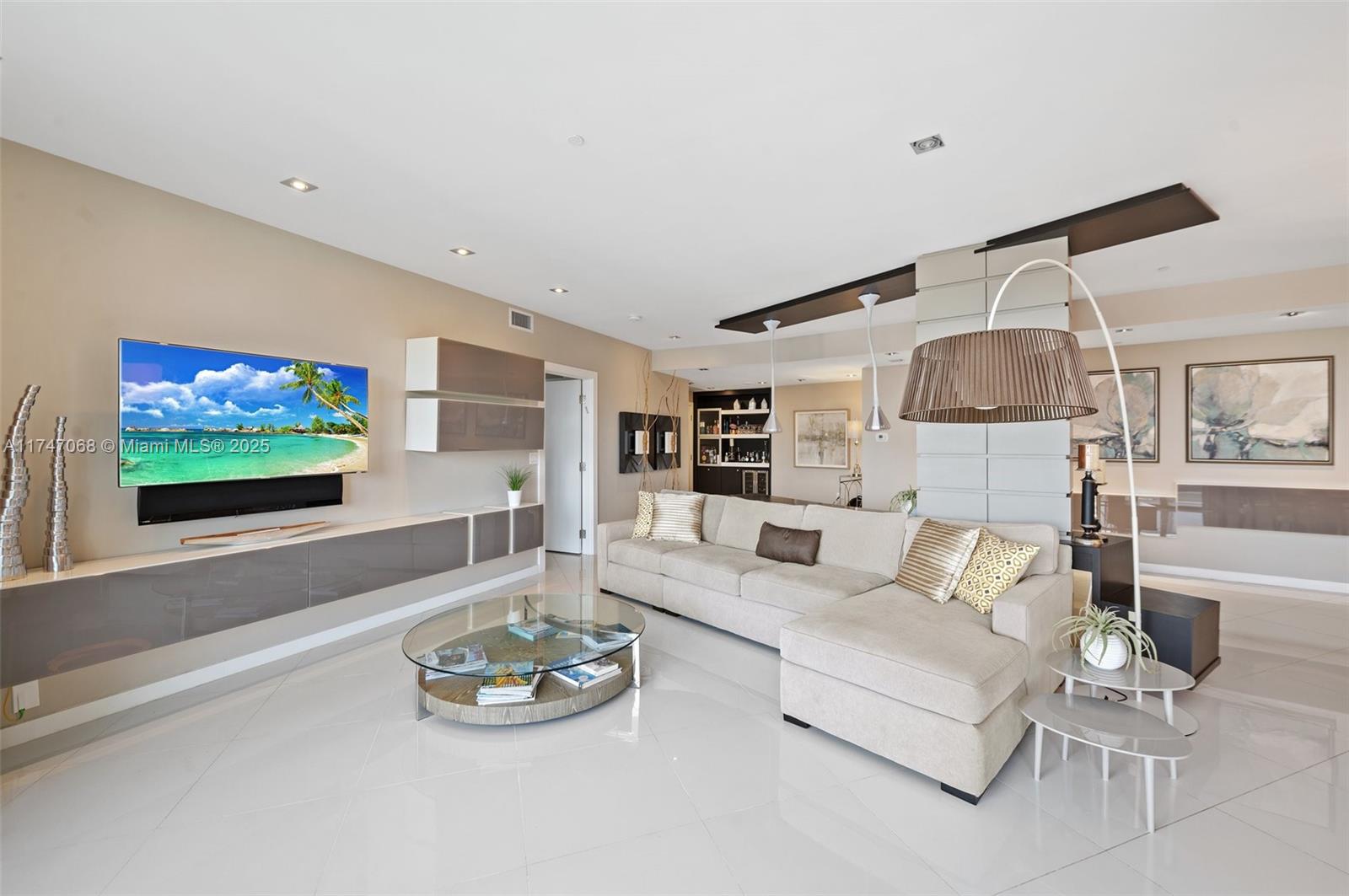 MAJESTIC TOWER - Residential