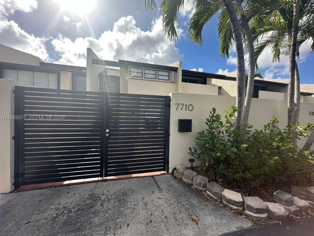 SUNSET PARK LAKE VILLAS S - Residential