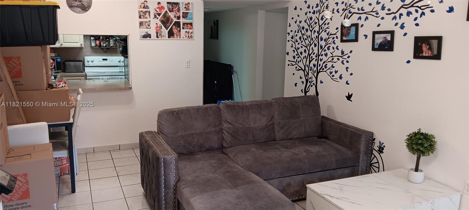 1555 W 44th Pl 221B, Hialeah, Miami-Dade County, Florida - 2 Bedrooms  
1 Bathrooms - 